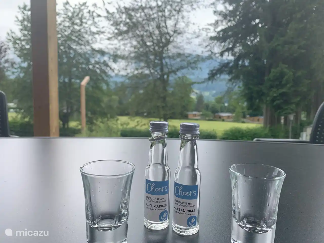 Disfrute de las bebidas (de bienvenida) y la hermosa vista y tranquilidad desde su propia terraza.