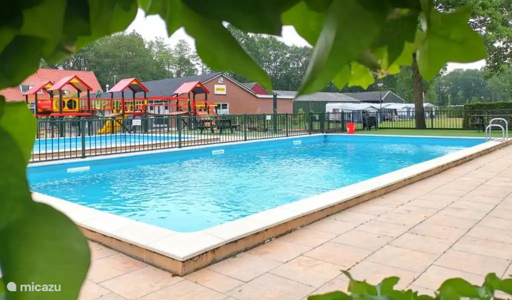 Das große Schwimmbad und dahinter das kleine Planschbecken.