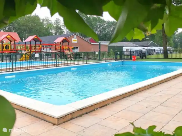 Chalet Cuervo en Países Bajos, Güeldres, Aalten - chalet La gran piscina y detrás la pequeña piscina infantil.