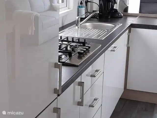 Chalet Cuervo en Países Bajos, Güeldres, Aalten - chalet Cocina con utensilios de cocina, lavavajillas, frigorífico, congelador independiente, hervidor de agua y senseo
