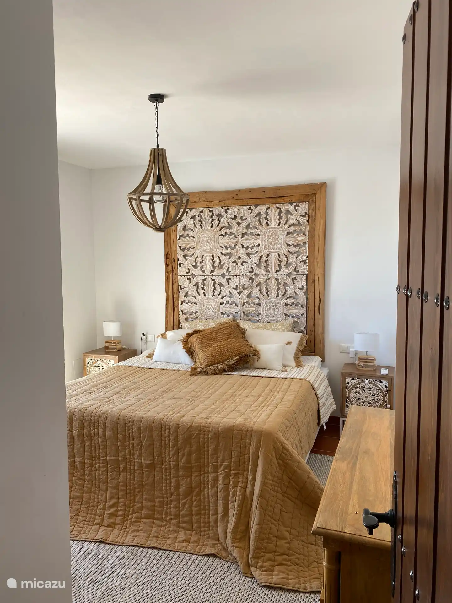 Chambre avec lit double et accès au balcon.