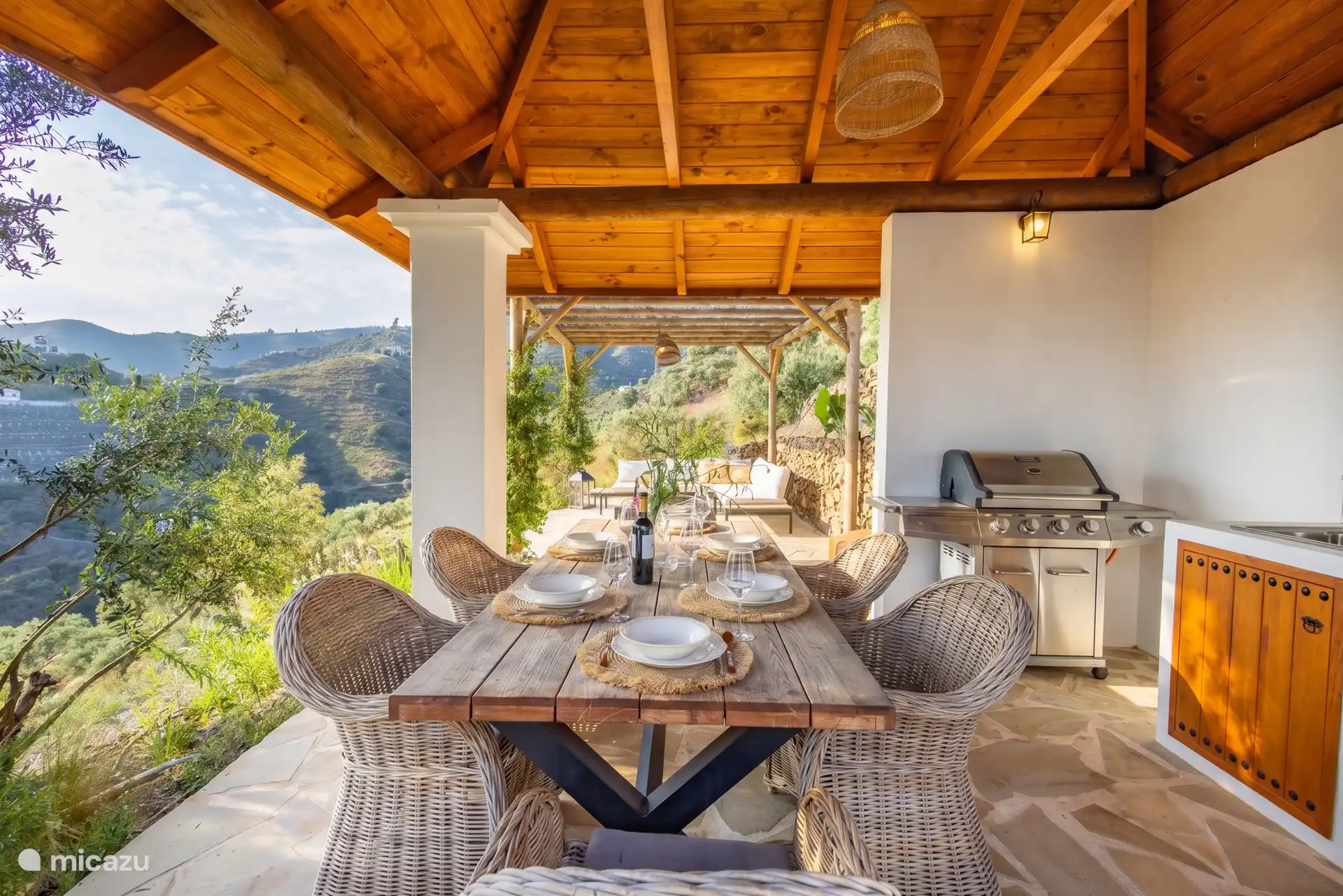 Avec une vaste salle à manger et un barbecue à gaz pour cuisiner en extérieur.
