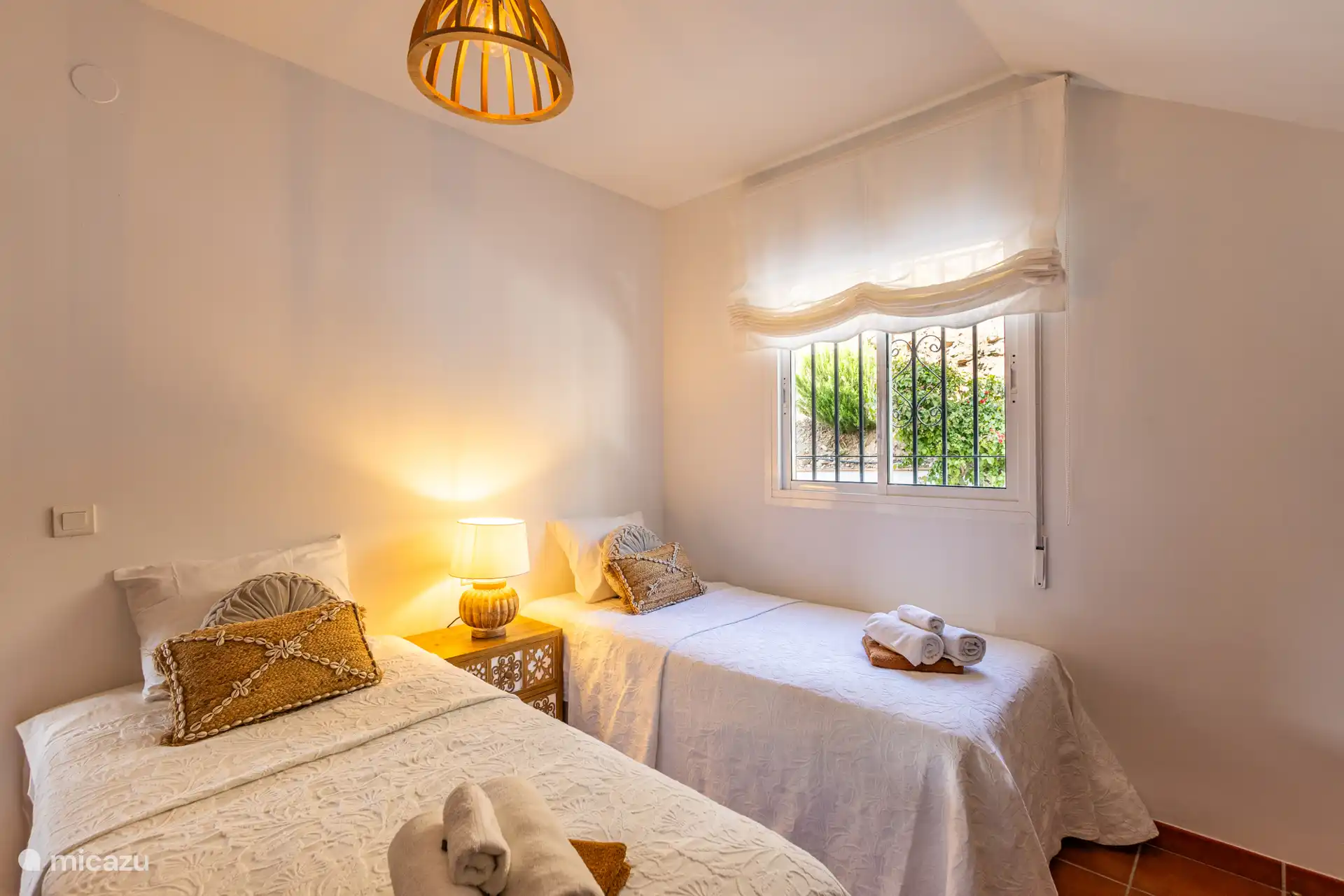 Chambre avec deux lits simples.