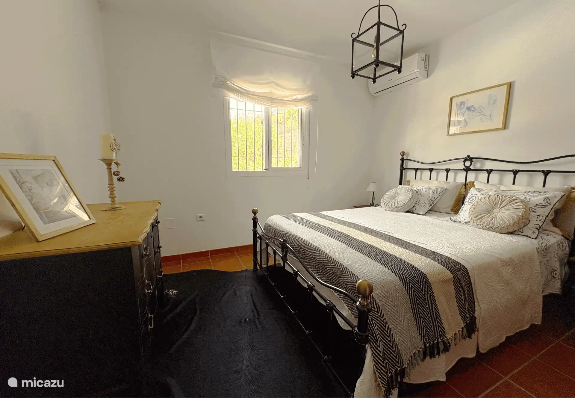 Slaapkamer met twee persoonsbed