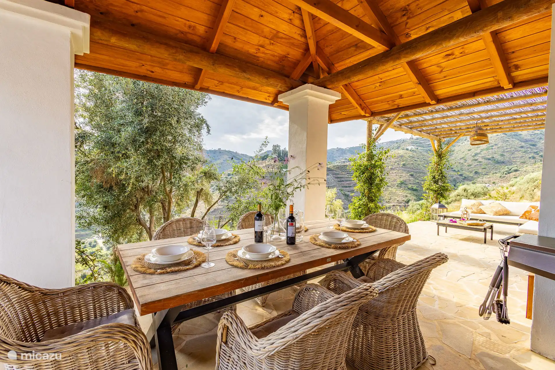 Il y a une jolie pergola pour profiter de la vue à l’ombre.