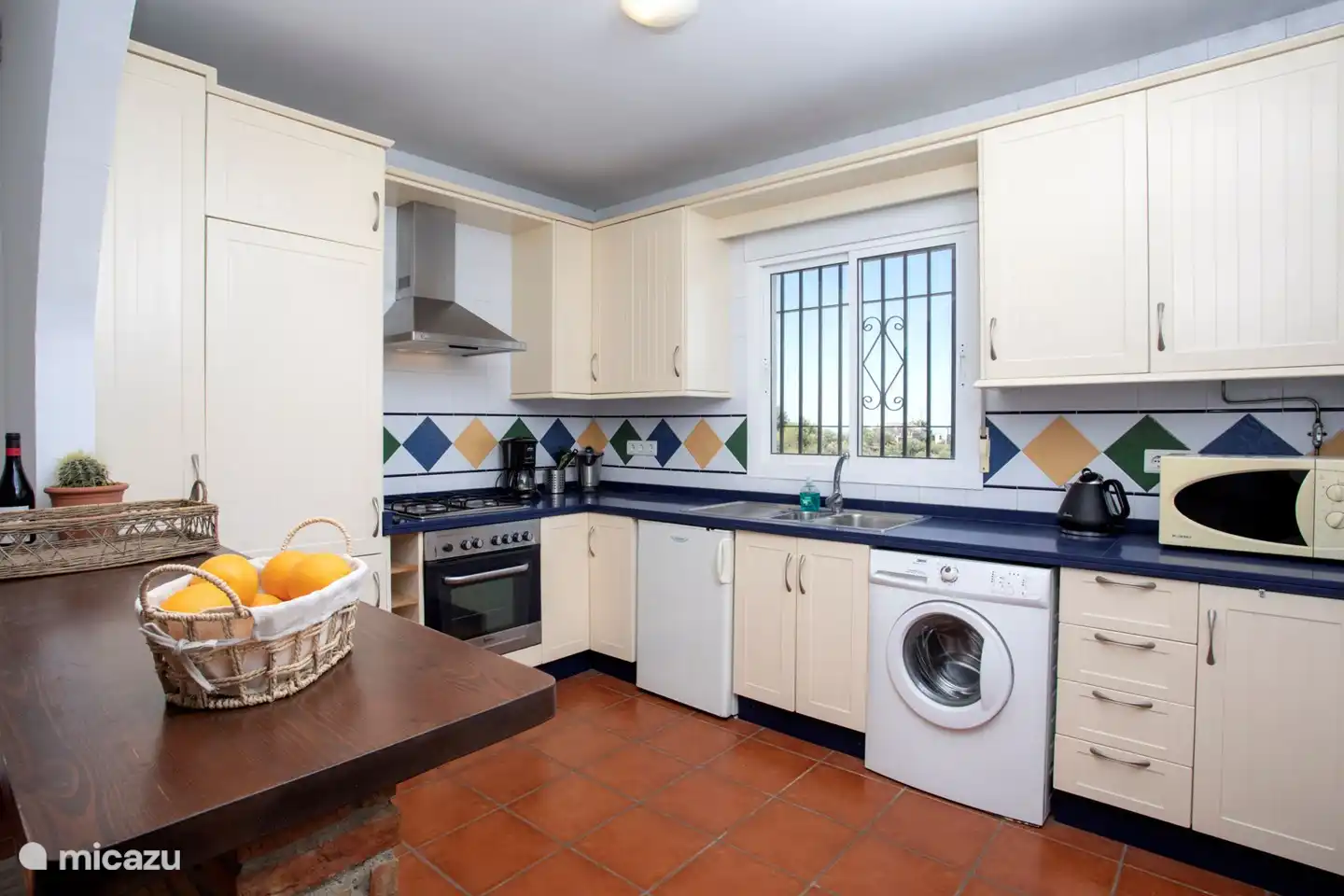 Die Küche ist mit einem Kühlschrank, einem Gefrierschrank, einer Mikrowelle, einem Backofen, einem Gasherd, einem Wasserkocher, einer Kaffeemaschine und einer Saftpresse ausgestattet