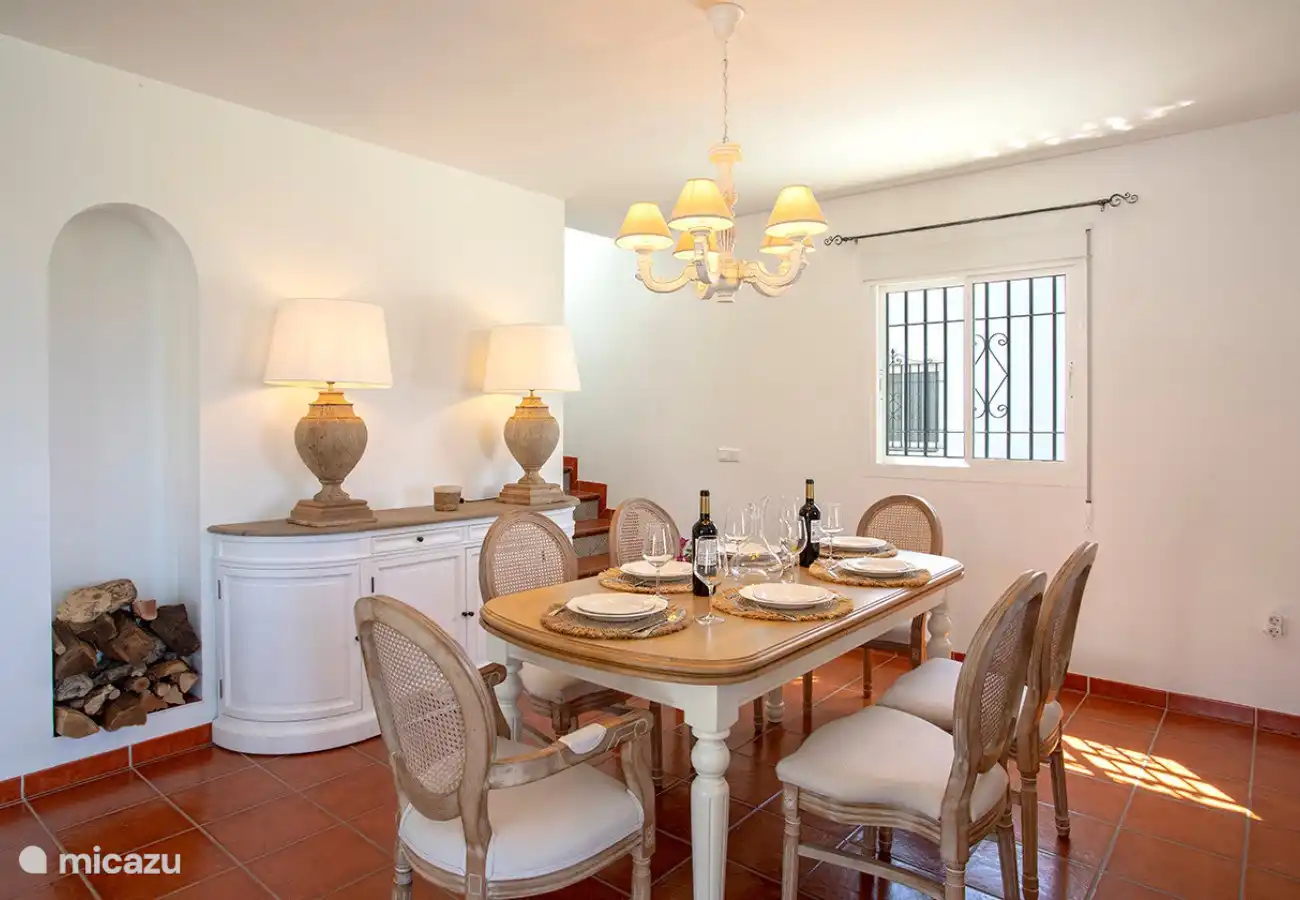 Der gemütliche Essbereich im Wohnzimmer mit der angrenzenden offenen Küche