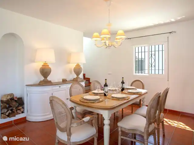 Villa Regazo Andaluz-A 15 min del mar en España, Costa del Sol, Torrox - villa El acogedor comedor en la sala de estar con la cocina abierta adyacente