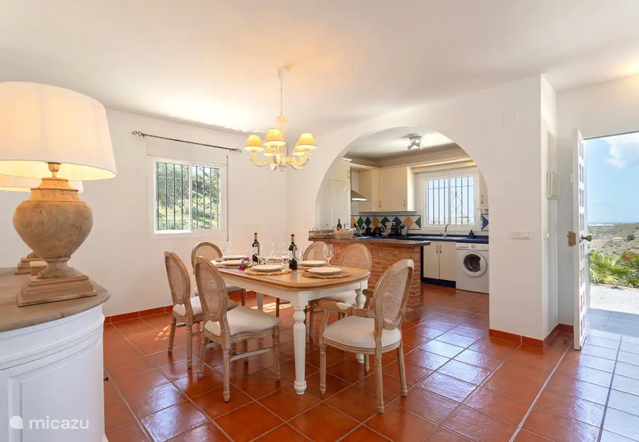 Der gemütliche Essbereich im Wohnzimmer mit der angrenzenden offenen Küche