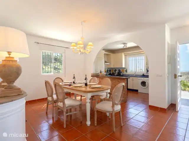 Villa Regazo Andaluz-A 15 min del mar en España, Costa del Sol, Torrox - villa El acogedor comedor en la sala de estar con la cocina abierta adyacente