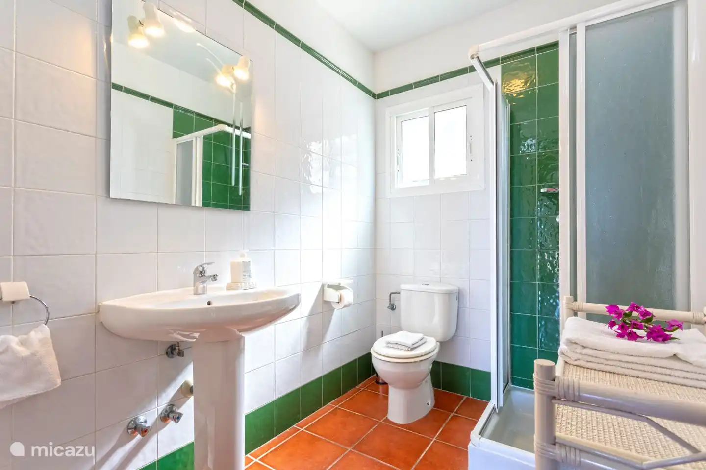 Badezimmer mit Dusche, Waschbecken und Toilette