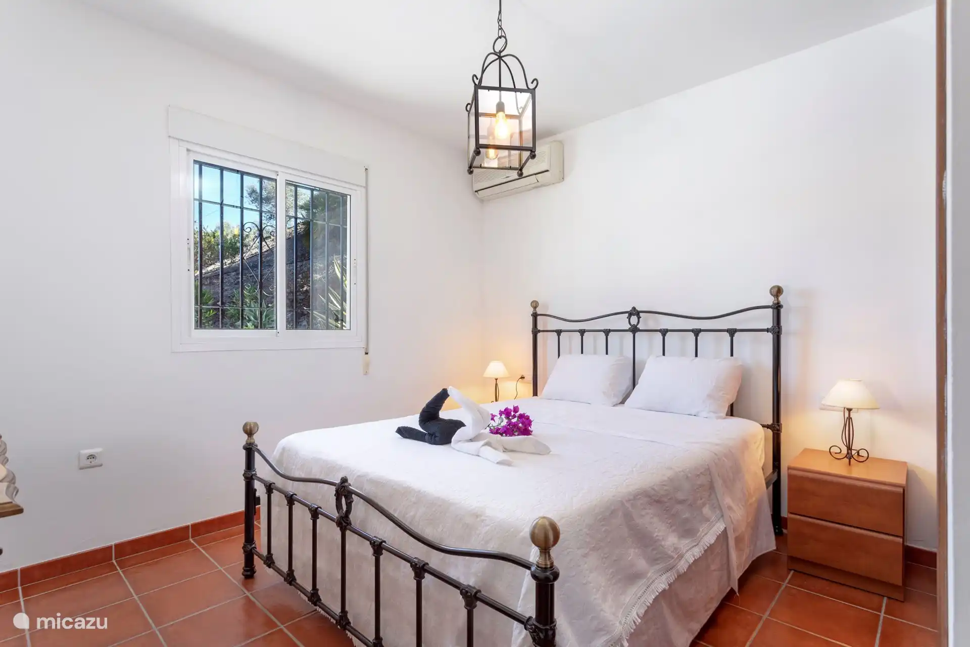 Schlafzimmer mit Doppelbett, Erdgeschoss