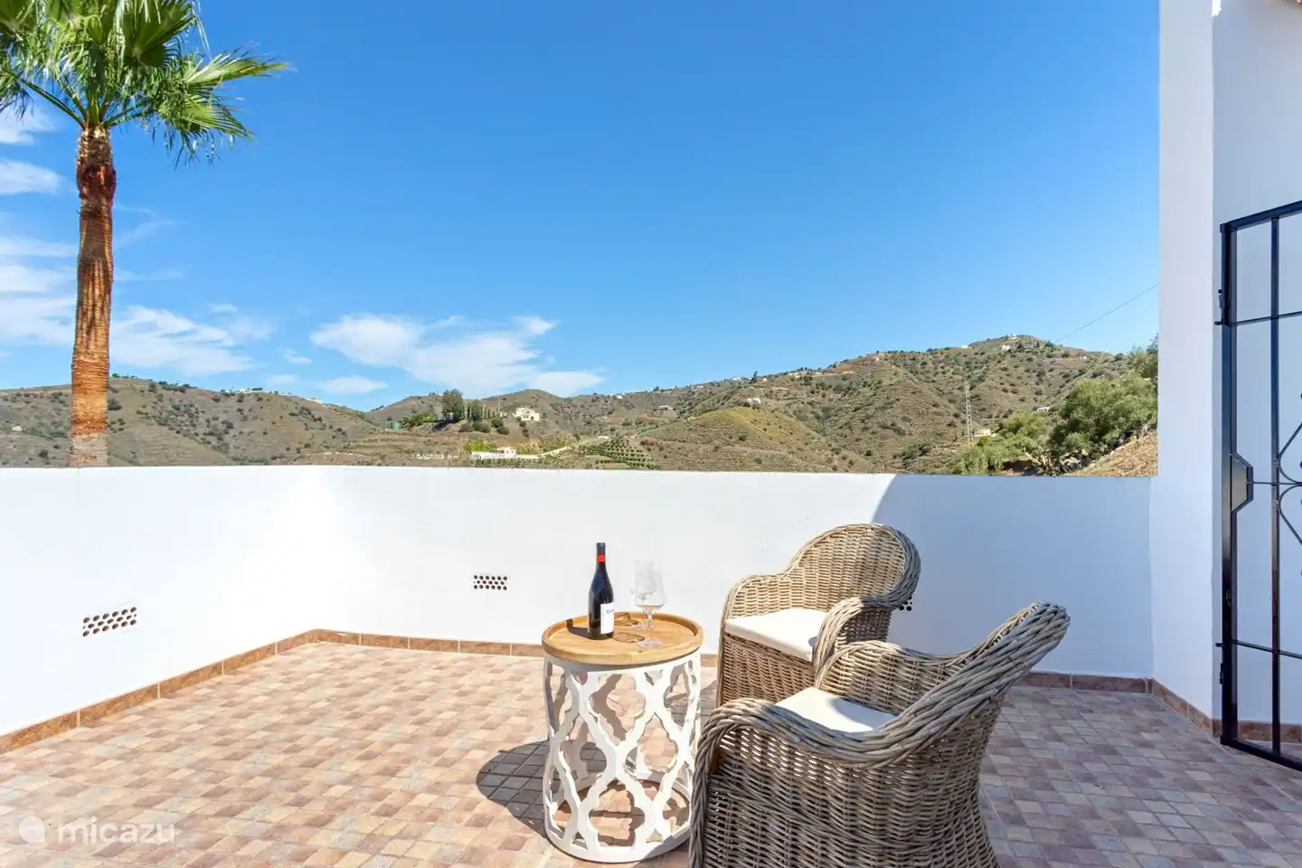 Der Balkon grenzt an eines der Schlafzimmer. Von hier aus haben Sie einen wunderschönen Meerblick.