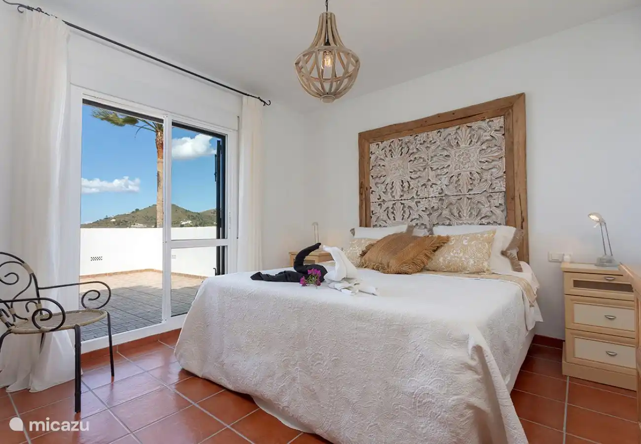 Schlafzimmer mit Doppelbett, direkter Zugang zu Ihrer Dachterrasse!