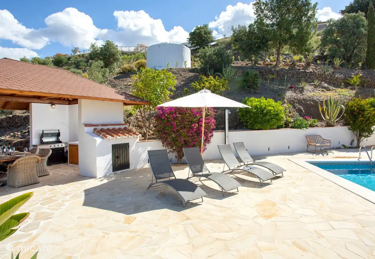 Eine schöne Terrasse mit privatem Pool