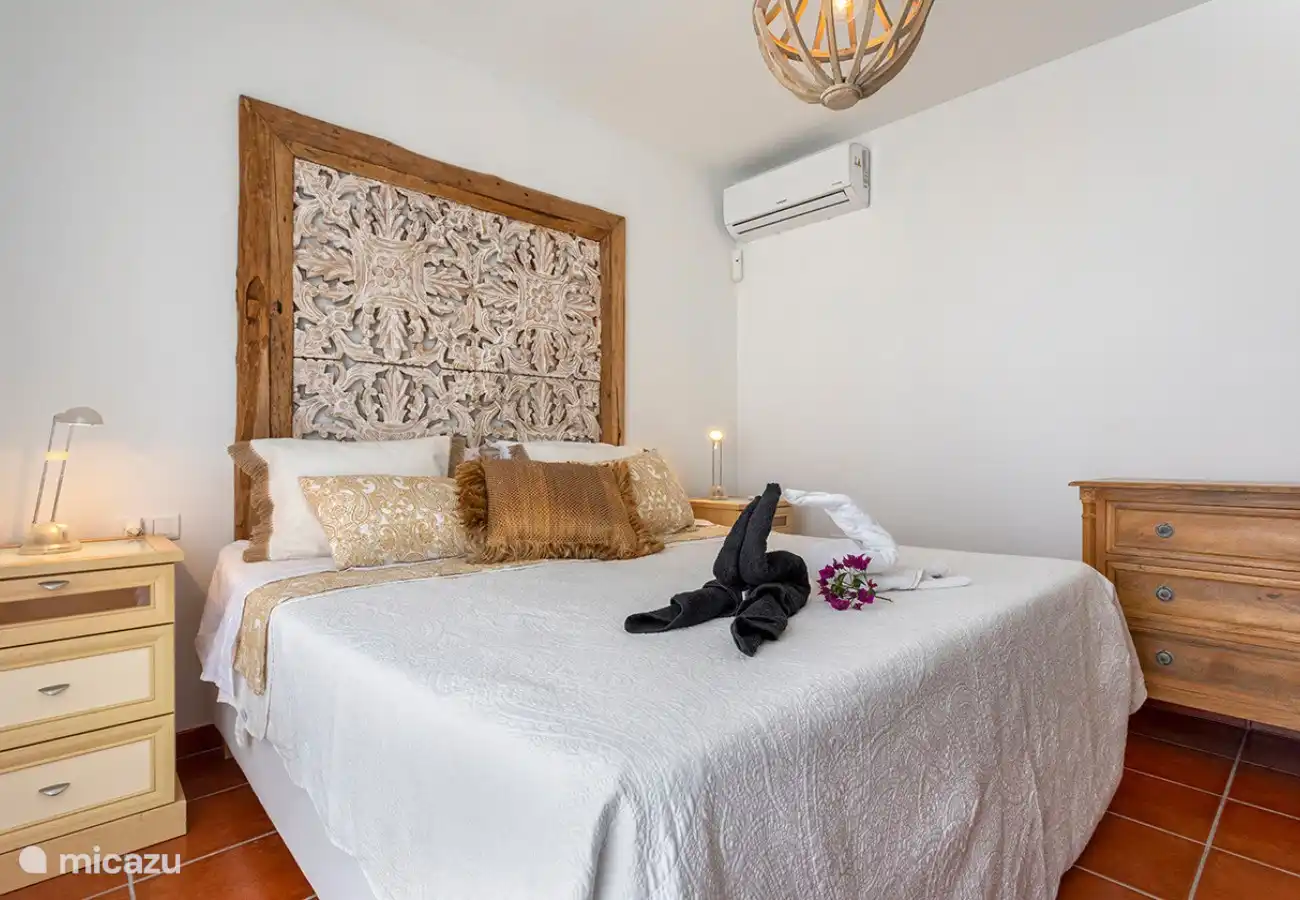 Schlafzimmer mit Doppelbett, direkter Zugang zu Ihrer Dachterrasse!