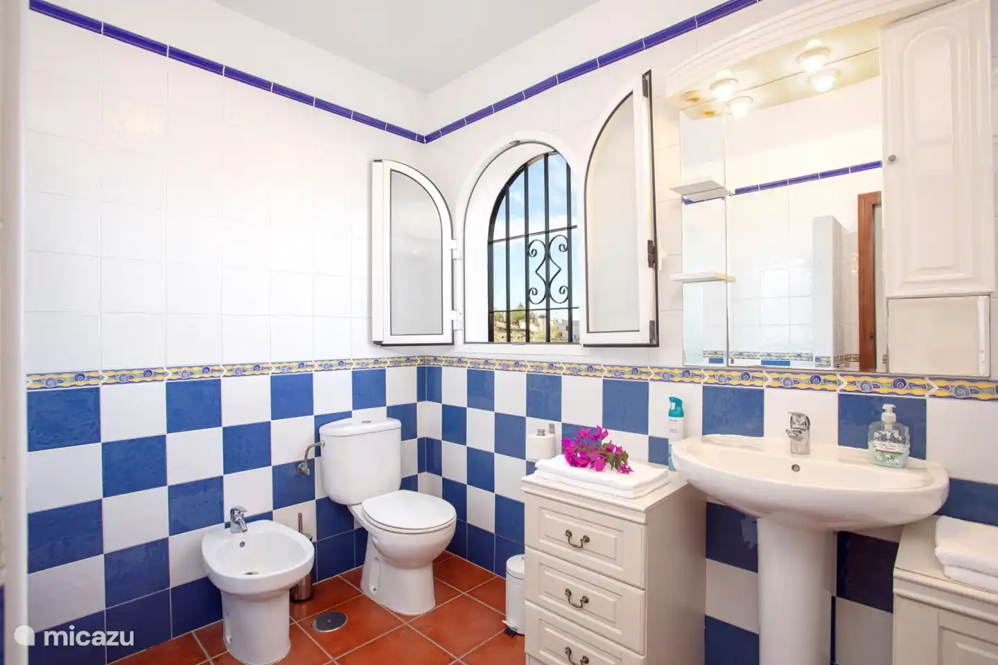 Badezimmer mit Badewanne und Dusche.