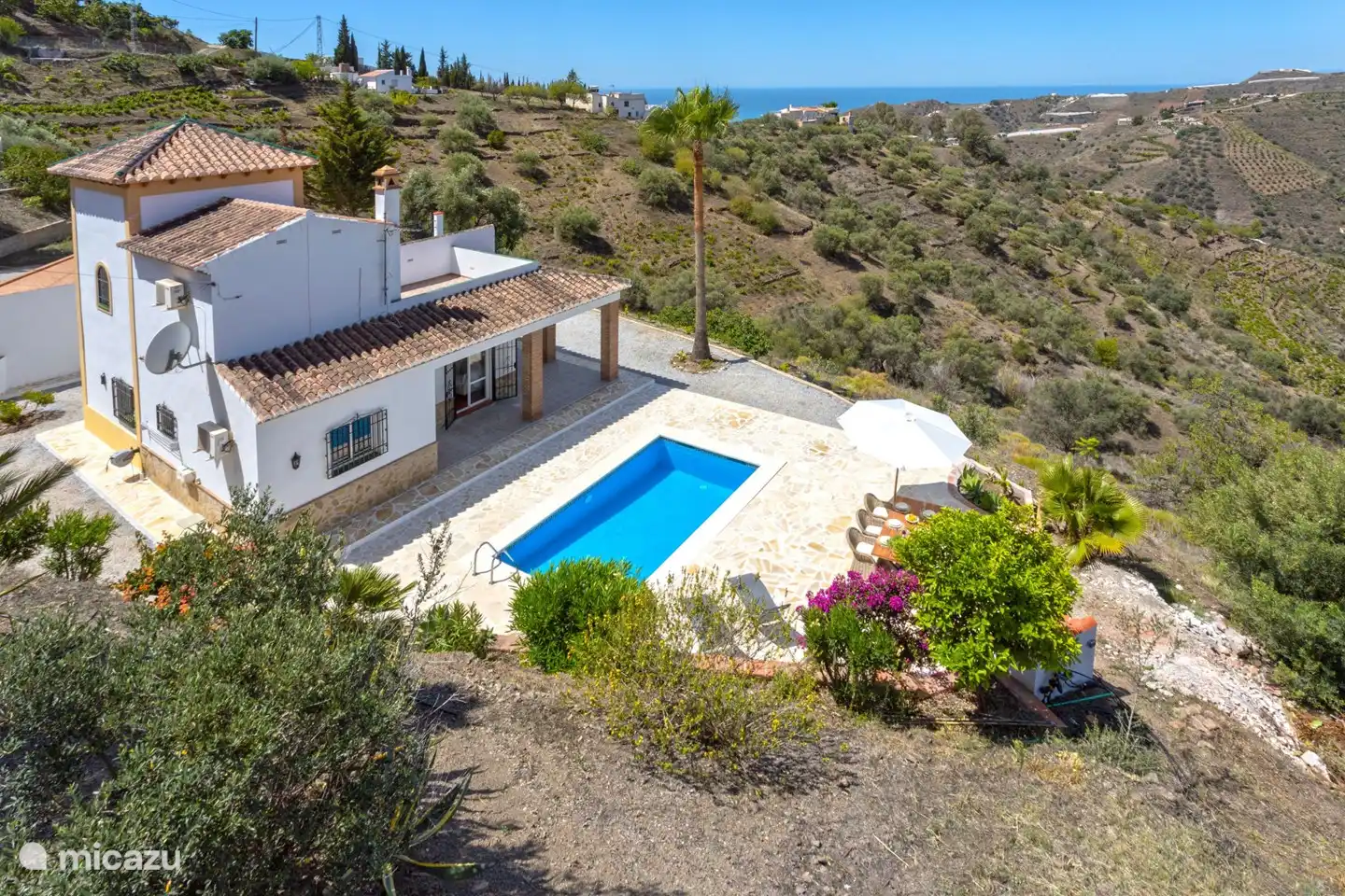 Villa Regazo Andaluz ist wunderbar gelegen: Ruhe und Raum, aber auch die Gemütlichkeit eines Dorfes ist schnell zu spüren.