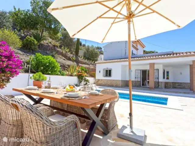Villa Regazo Andaluz-A 15 min del mar en España, Costa del Sol, Torrox - villa Una mesa de comedor con sombrilla, para que también pueda encontrar fácilmente la sombra (ahora bajo la nueva terraza)