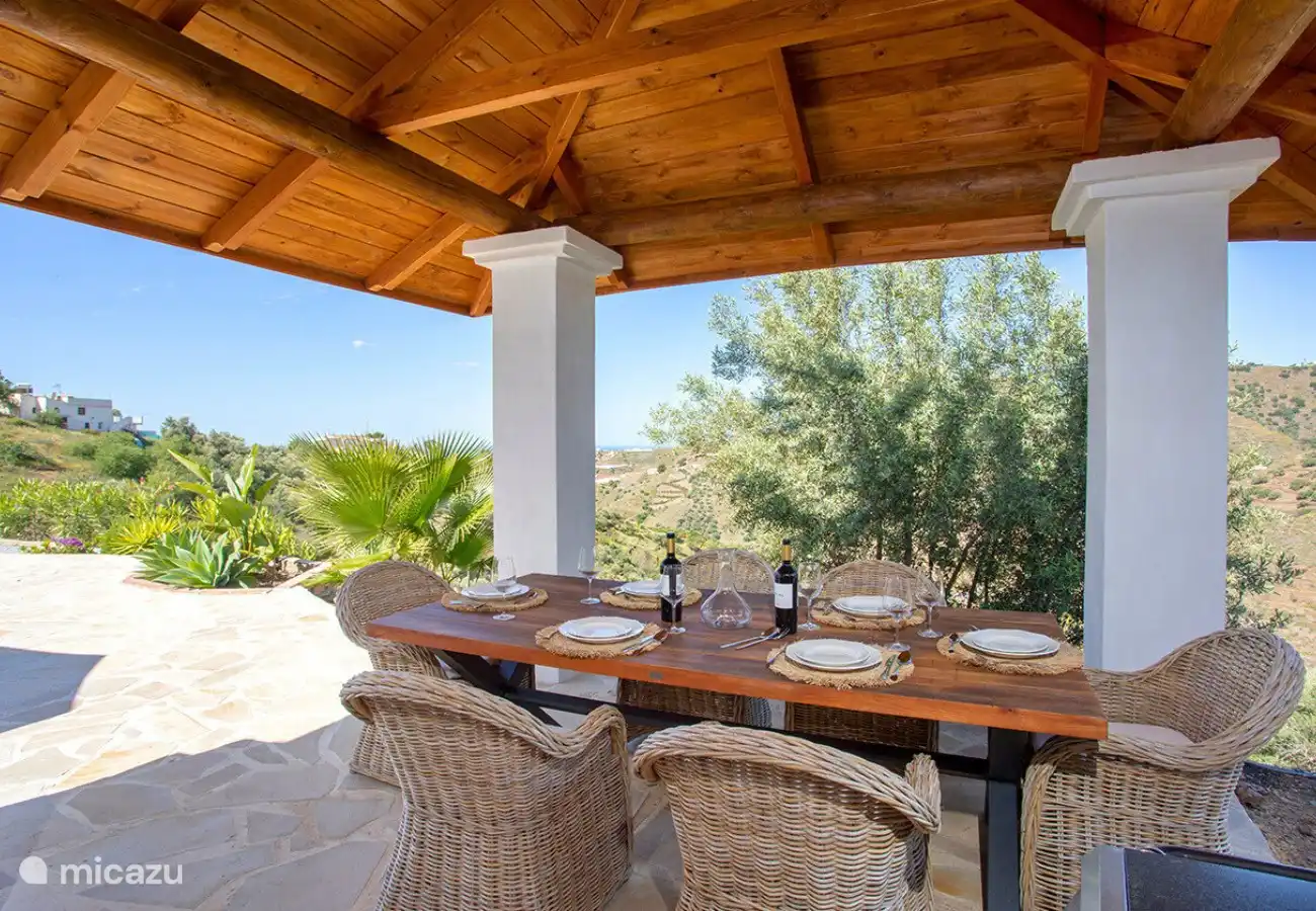 Das neue Vordach mit Grill