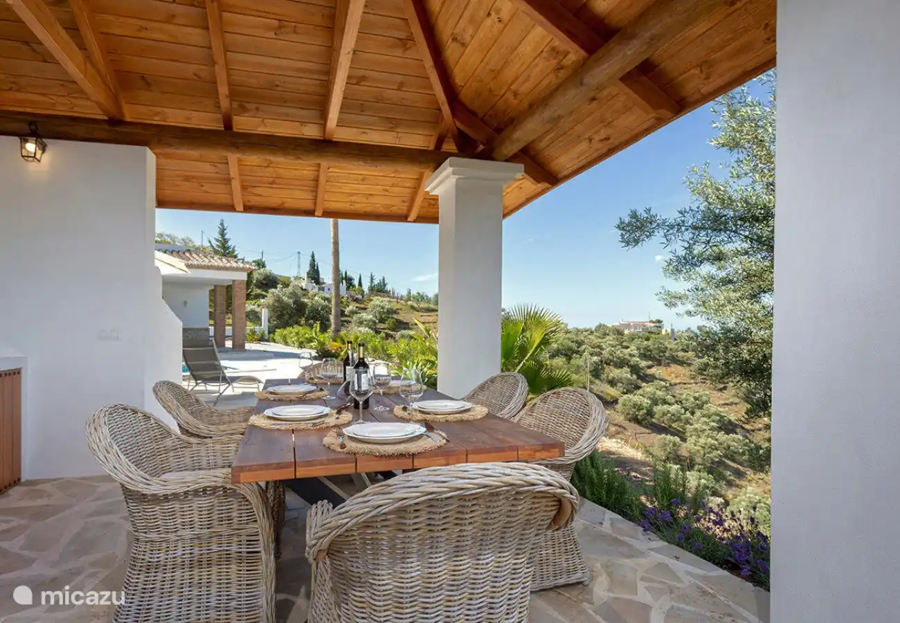 Von Ihrem Vordach aus blicken Sie auf die grüne Umgebung und das Meer