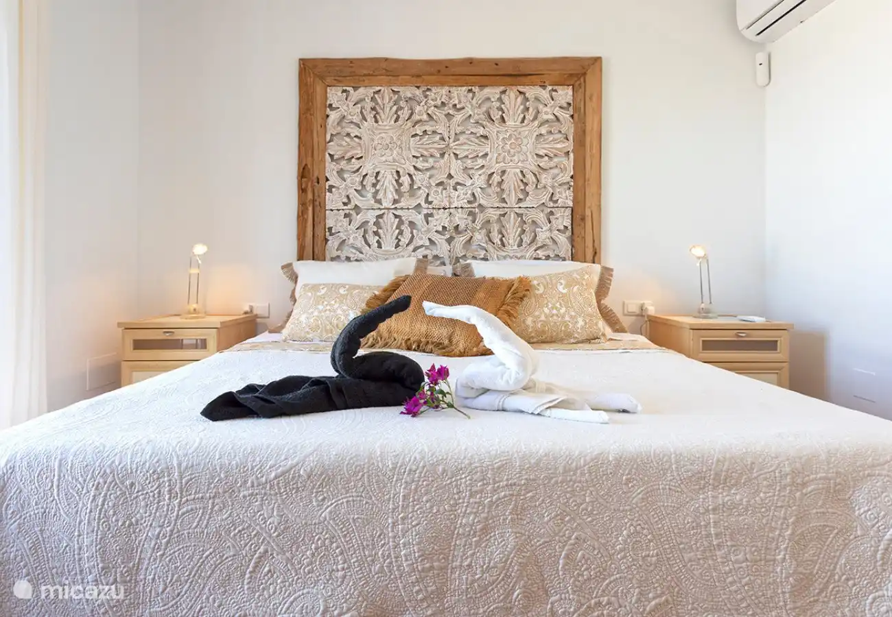 Schlafzimmer mit Doppelbett, direkter Zugang zu Ihrer Dachterrasse!