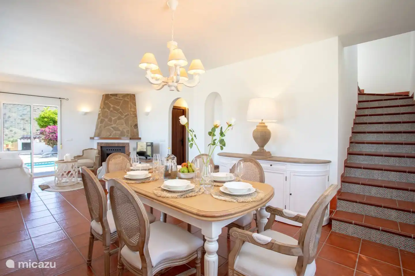 Der gemütliche Essbereich im Wohnzimmer mit angrenzender offener Küche