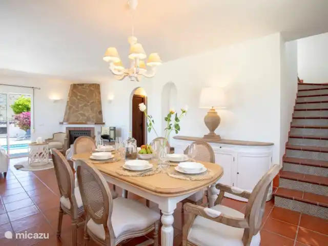 Villa Regazo Andaluz-A 15 min del mar en España, Costa del Sol, Torrox - villa El acogedor comedor en la sala de estar con una cocina abierta adyacente
