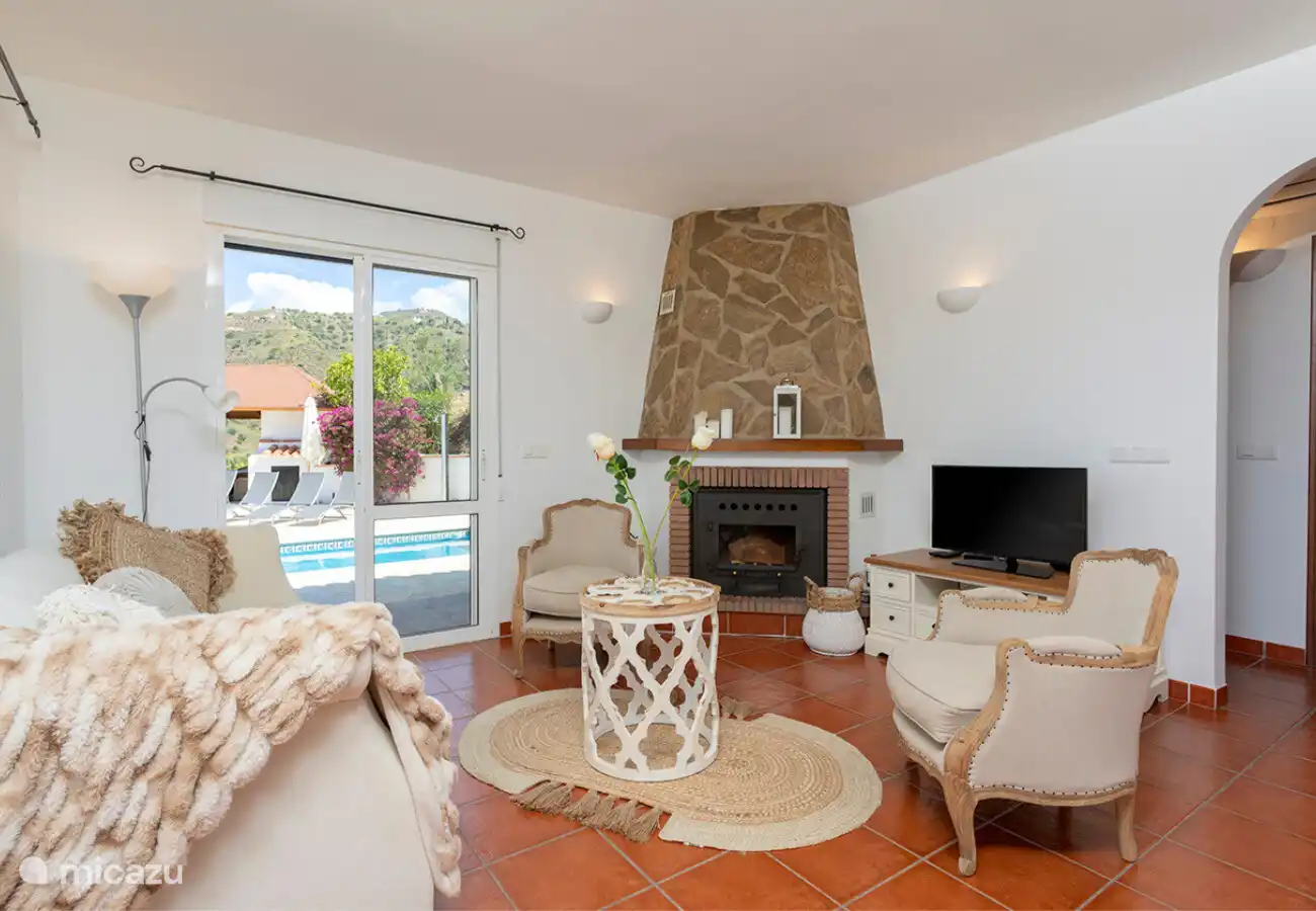 Gemütliches Wohnzimmer, von hier aus können Sie auch im Handumdrehen auf Ihrer Terrasse sein!