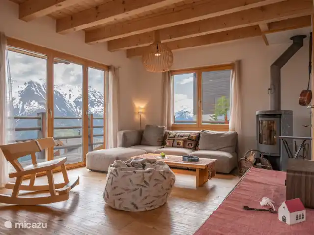 Papillon | Suisse, Valais, Bettmeralp - chalet Séjour avec cuisine ouverte et baie vitrée.