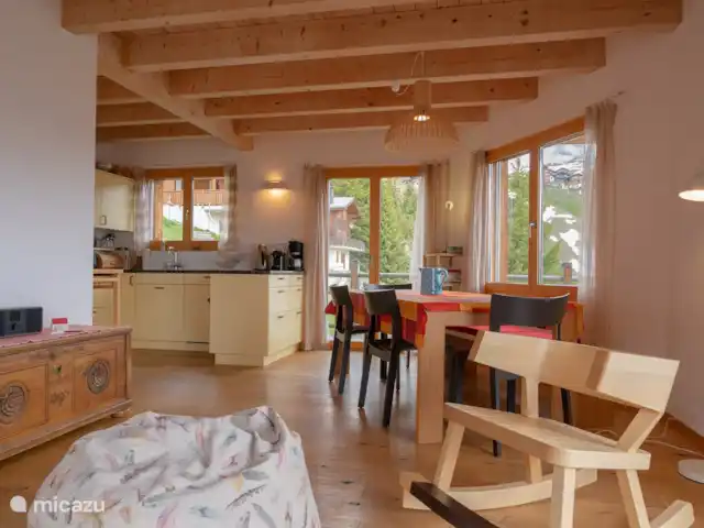 Papillon | Suisse, Valais, Bettmeralp - chalet Séjour avec cuisine ouverte et baie vitrée.