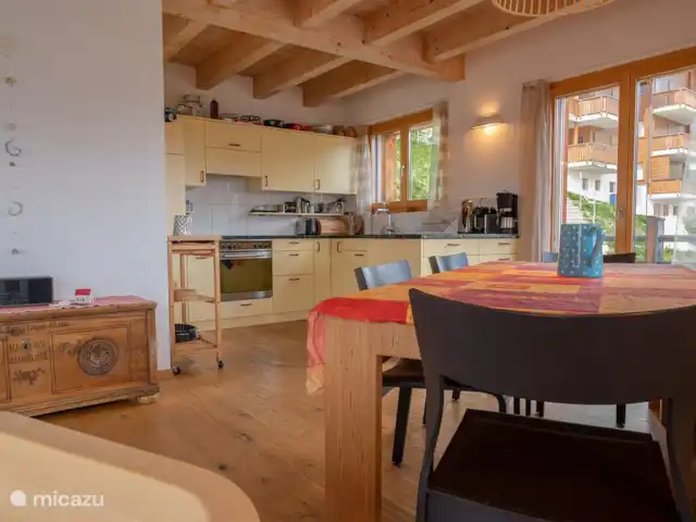 Papillon | Suisse, Valais, Bettmeralp - chalet Séjour avec cuisine ouverte et baie vitrée.