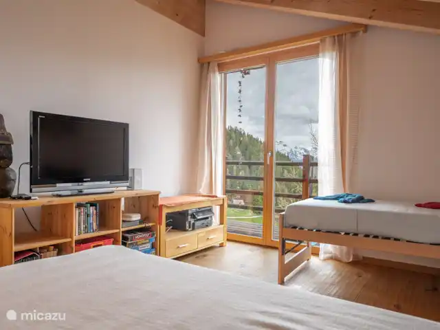 Papillon | Suisse, Valais, Bettmeralp - chalet 1 salon TV avec 2 lits simples supplémentaires, pas de TV dans le séjour.