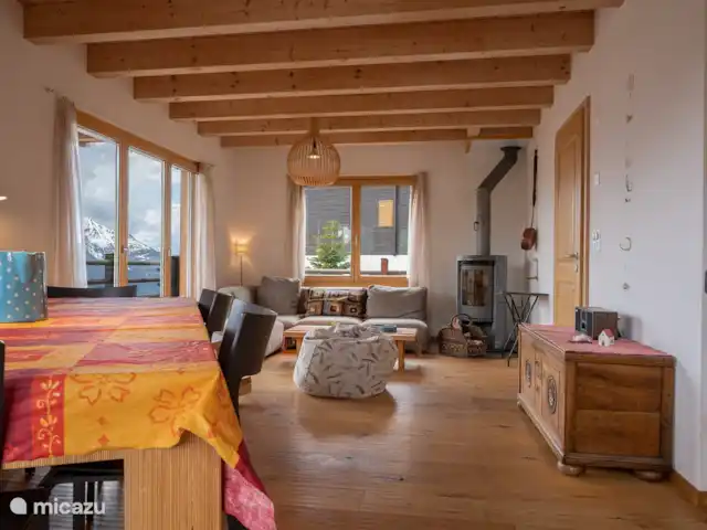 Papillon | Suisse, Valais, Bettmeralp - chalet Séjour avec cuisine ouverte et baie vitrée.