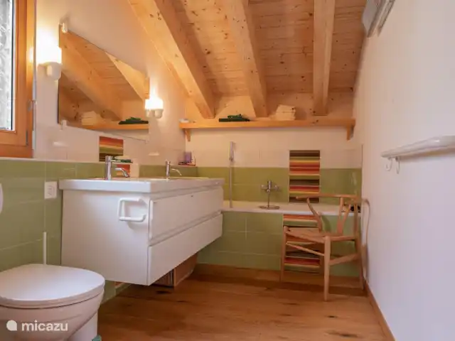 Papillon | Suisse, Valais, Bettmeralp - chalet 1 salle de bain avec douche, baignoire, WC et double vasque.