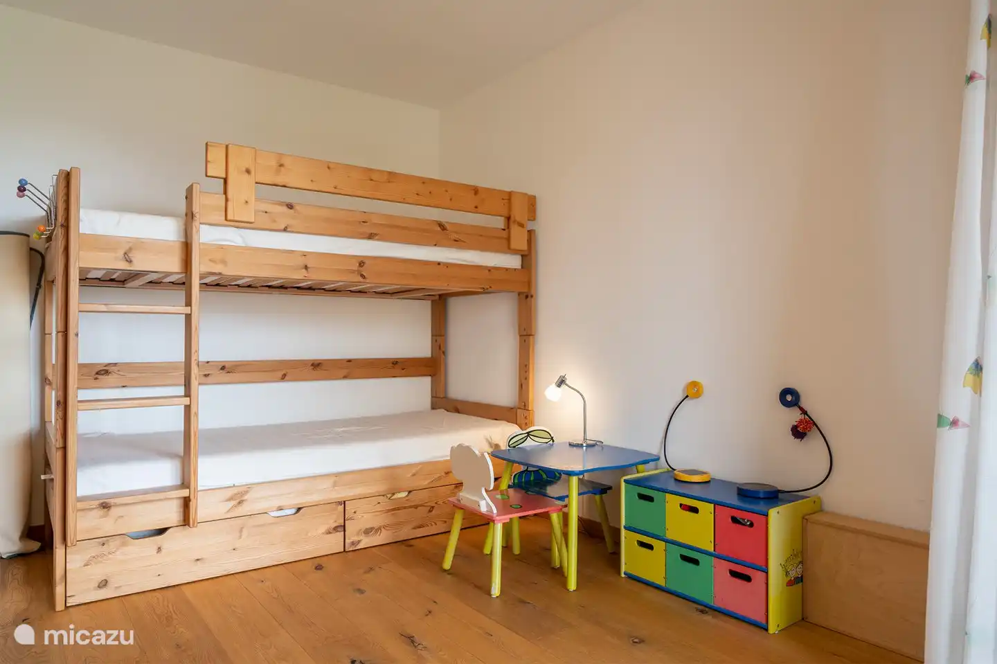 1 bedroom with 2 bunk beds.