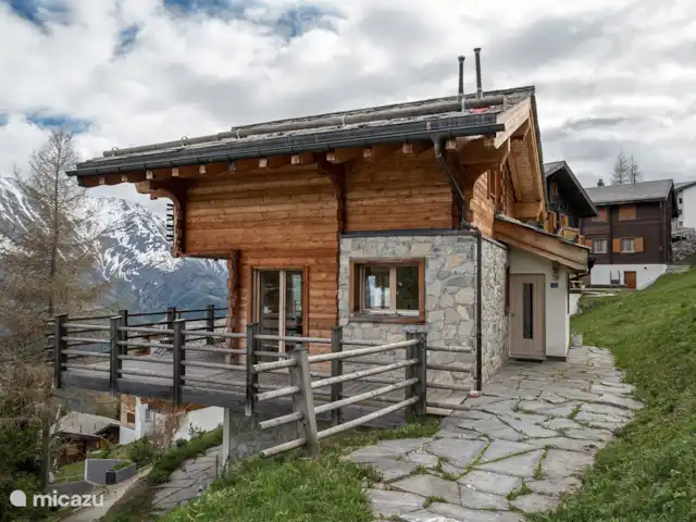 Papillon | Suisse, Valais, Bettmeralp - chalet vue d'été
Papillon a un balcon panoramique ensoleillé sur trois côtés de la maison. Au rez-de-chaussée se trouve la terrasse, partout où vous pourrez profiter de la vue sur la montagne et de la tranquillité.