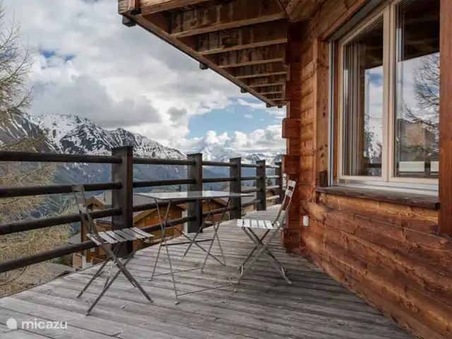 Papillon | Suisse, Valais, Bettmeralp - chalet Papillon a un balcon panoramique ensoleillé sur trois côtés de la maison