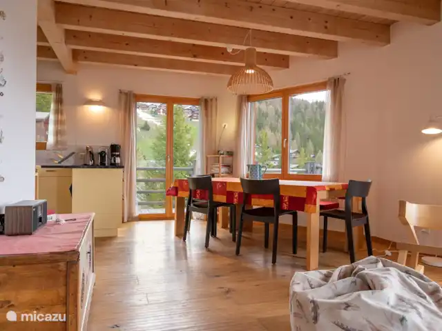 Papillon | Suisse, Valais, Bettmeralp - chalet Séjour avec cuisine ouverte et baie vitrée.