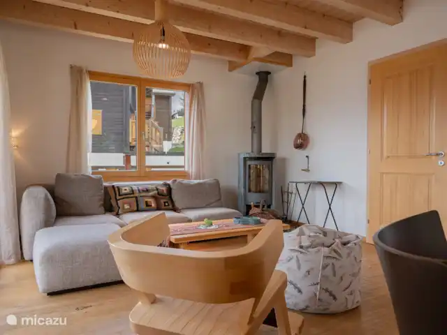Papillon | Suisse, Valais, Bettmeralp - chalet Séjour avec cuisine ouverte et baie vitrée.