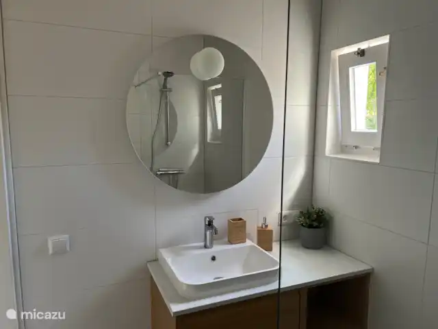 Bungalow de luxe en pleine nature | Pays-Bas, Limbourg, Posterholt - maison de vacances Salle de bain compacte avec douche et serviette.
