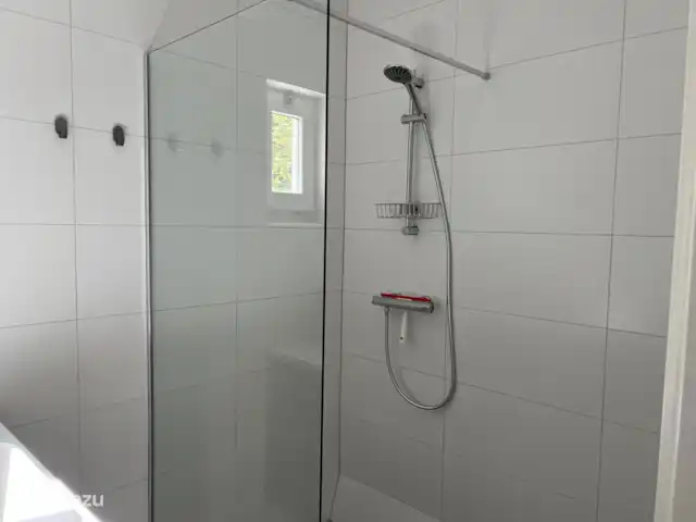Bungalow de luxe en pleine nature | Pays-Bas, Limbourg, Posterholt - maison de vacances Salle de bain, rez-de-chaussée, douche.