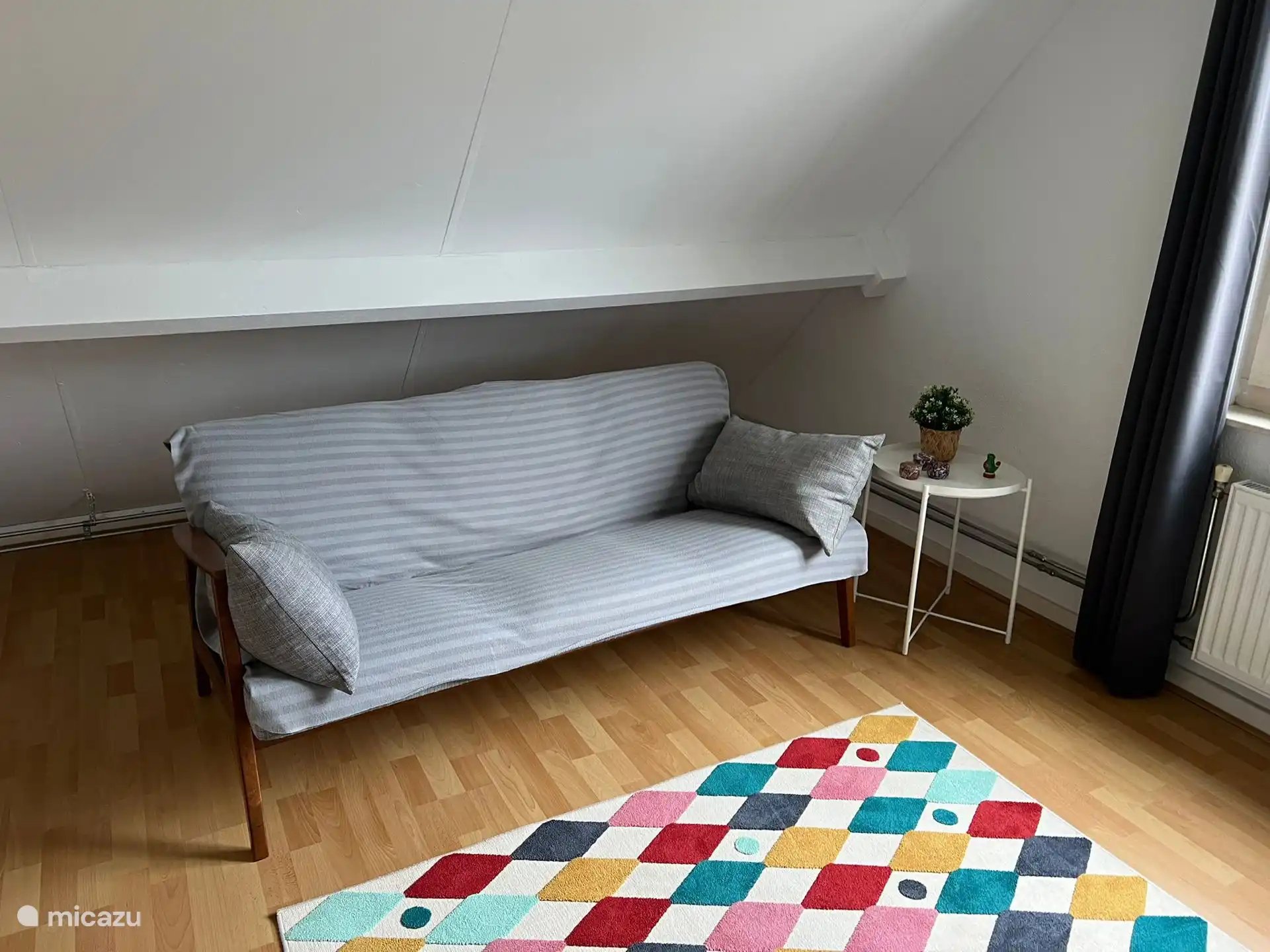 Chambre à l’étage arrière.