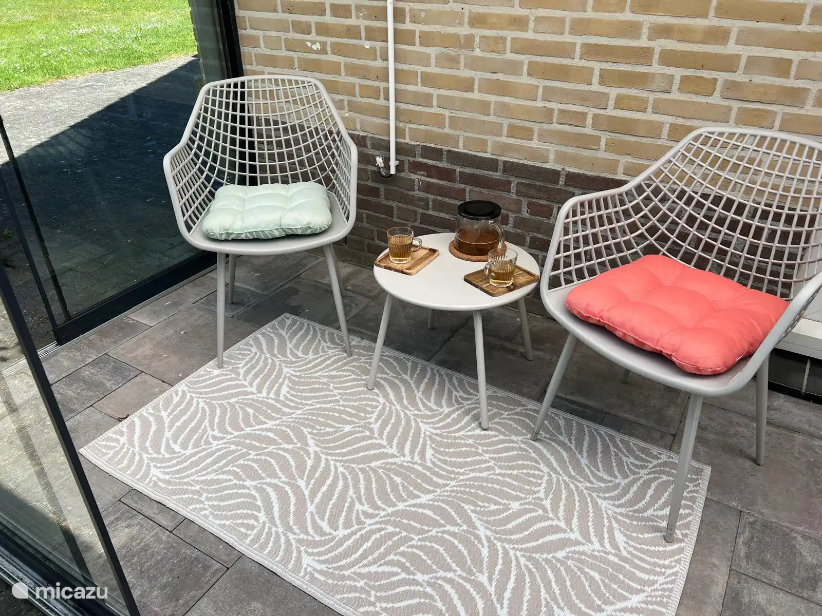 Serre aan de zijkant van de bungalow, heerlijk voor als het wat kouder is om te genieten van het buiten gevoel.