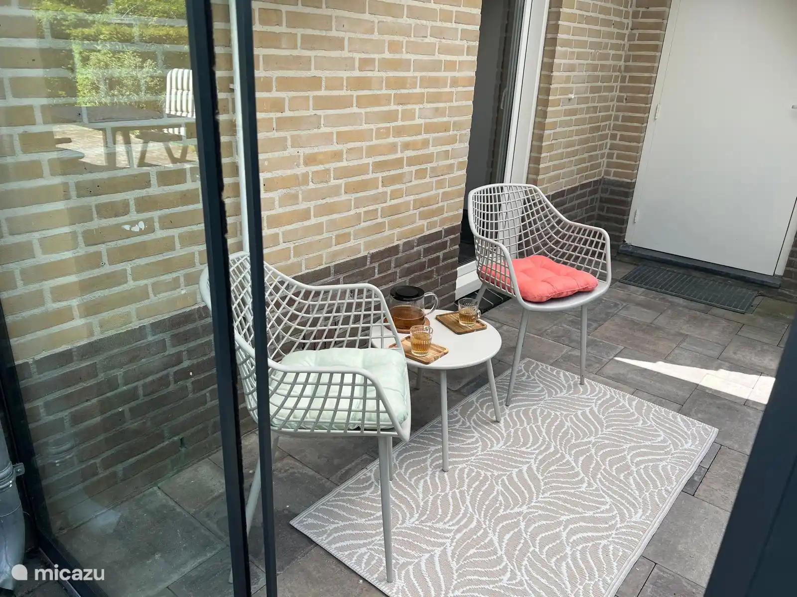 Serre aan de zijkant van de bungalow. 
