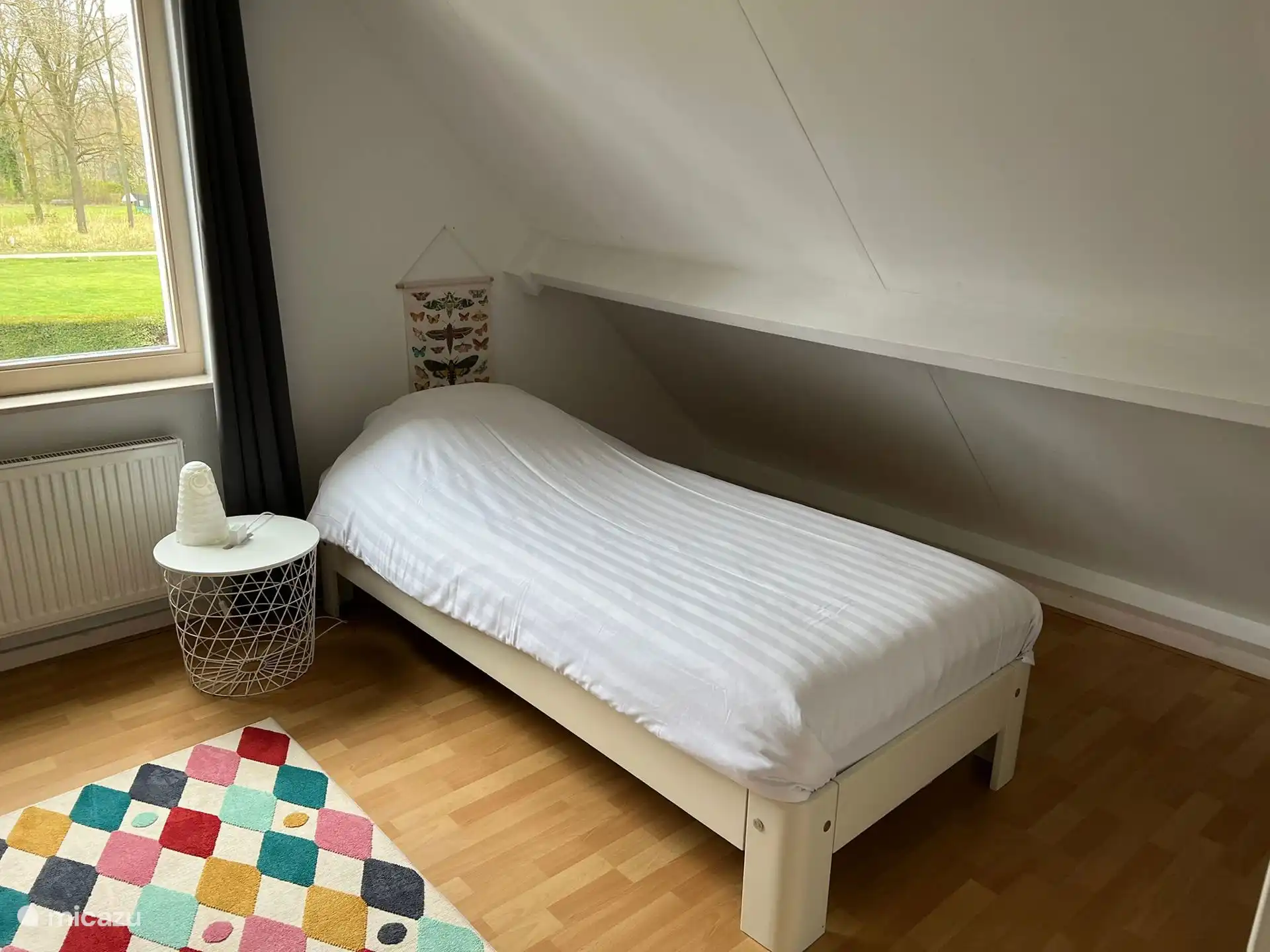 Chambre à l’arrière à l’étage. Le linge de lit peut être commandé en même temps. Présent : couette + oreiller. La couette supplémentaire est dans le placard.