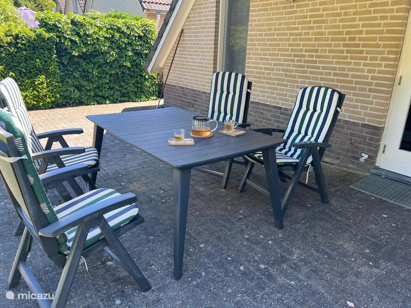 Terras aan het huis