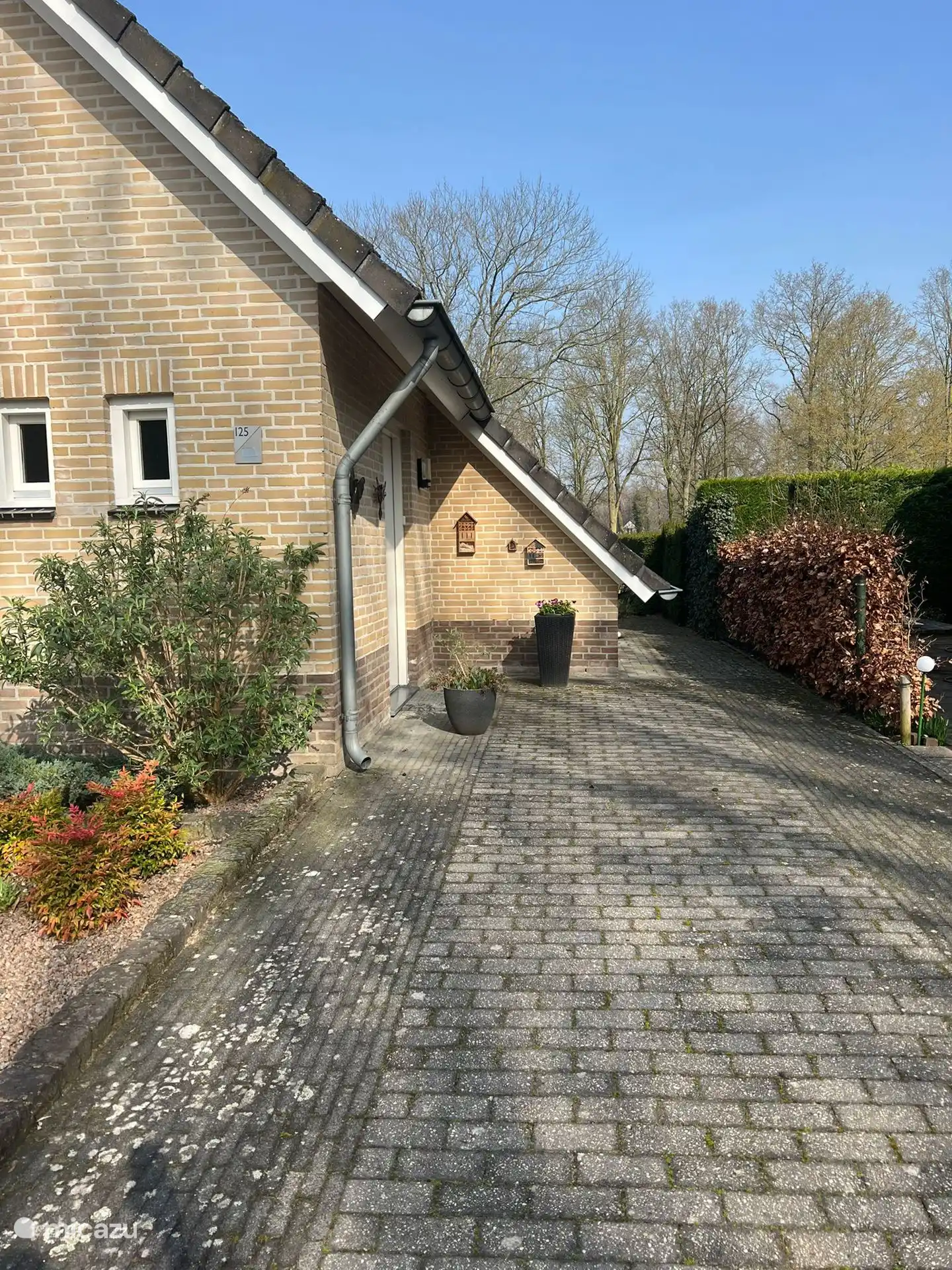 Allée spacieuse pour la voiture.