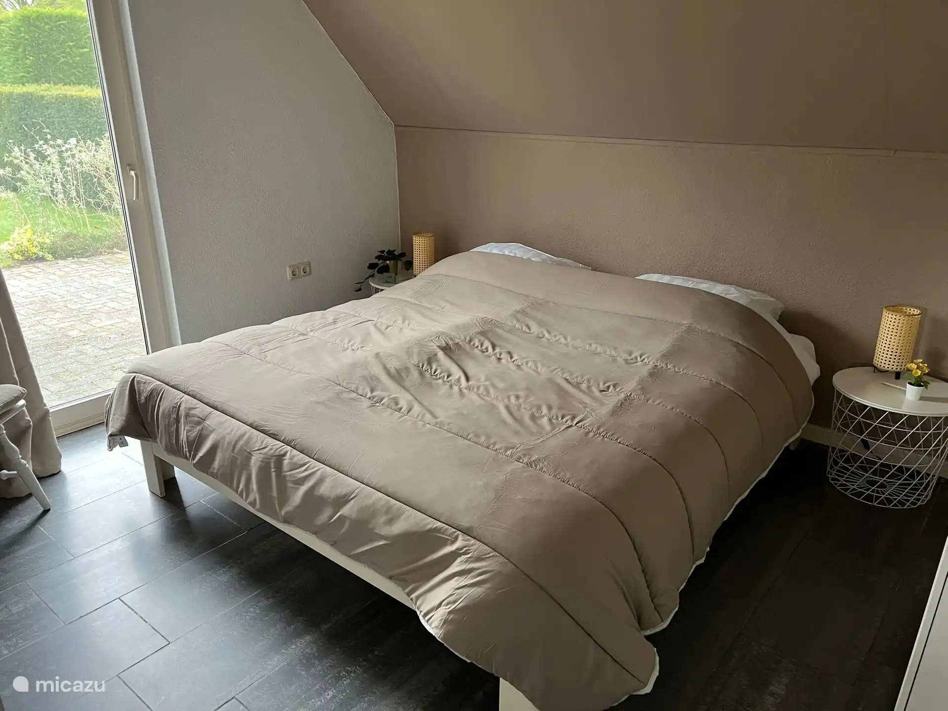 Chambre du rez-de-chaussée, avec 2 couettes simples, 2 matelas. La couette ou le couette sont dans le placard pour être utilisés.