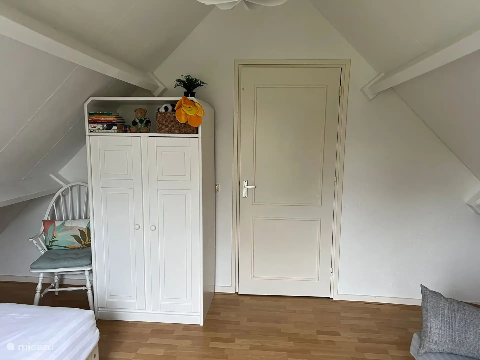 Chambre à l’étage arrière.